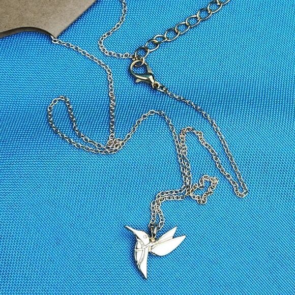 🔹️NWT Gold Toned Hummingbird Pendant Necklace - Picture 4 of 6